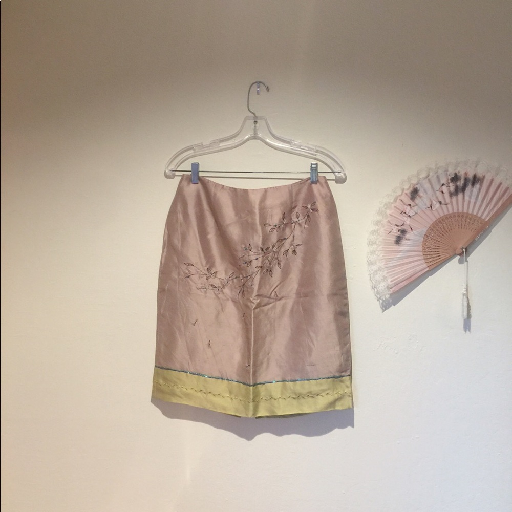 Ann Taylor 100% Silk art style skirt. Size 6P